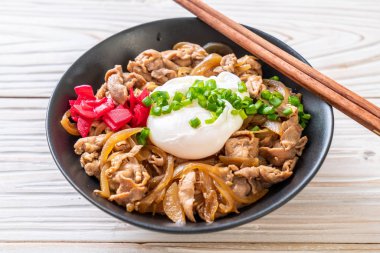 Yumurtalı domuz pirinci kasesi (Donburi) - Japon yemeği tarzı.