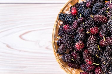 ahşap masa taze dut kase