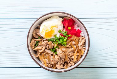 Yumurtalı domuz pirinci kasesi (Donburi) - Japon yemeği tarzı.