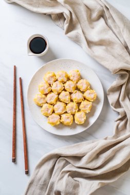 Karides Çince buğulanmış Dumpling sos ile