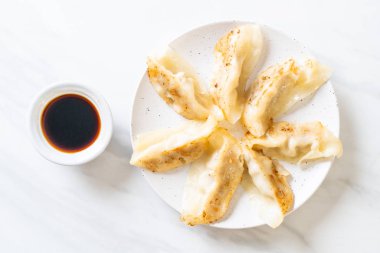 Japon gyoza 'sı ya da soya soslu hamur tatlısı.
