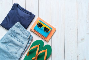 Gezgin, yaz tatili ahşap arka plan üzerinde erkek casual kıyafetler