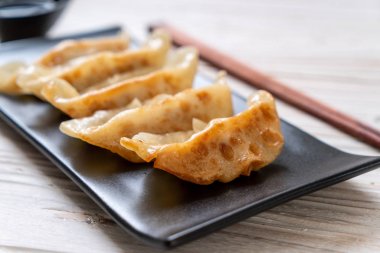Japon gyoza 'sı ya da soya soslu hamur tatlısı.