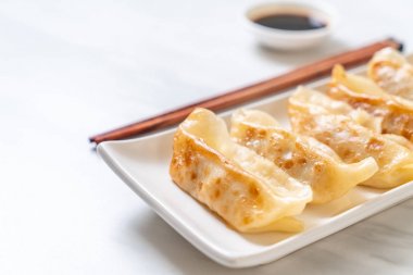 Japon gyoza 'sı ya da soya soslu hamur tatlısı.