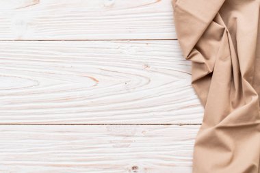 ahşap arka plan üzerinde mutfak bezi (peçete)
