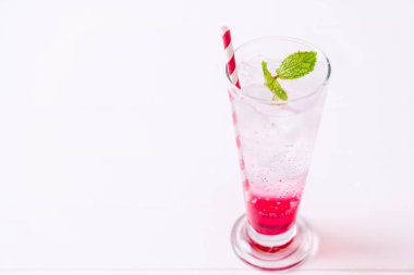 ahşap masa buzlu çilekli soda