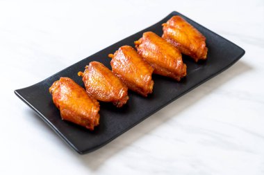 Barbekü tavuk kanadı sosu ile