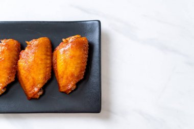 Barbekü tavuk kanadı sosu ile