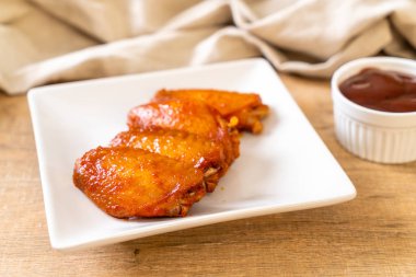 Barbekü tavuk kanadı sosu ile