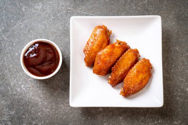 Barbekü tavuk kanadı sosu ile