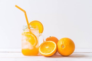 yanında da soda ahşap masa portakal suyu