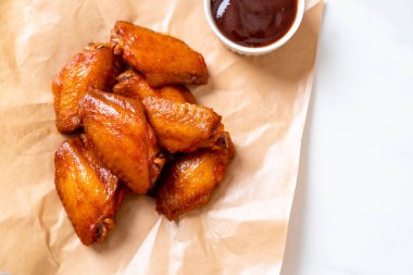 Barbekü tavuk kanadı sosu ile