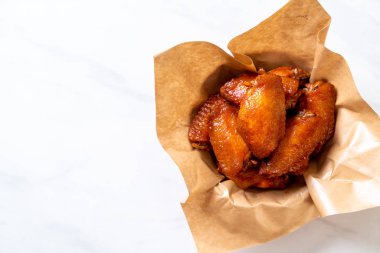 Barbekü tavuk kanadı sosu ile