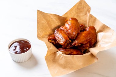 Barbekü tavuk kanadı sosu ile