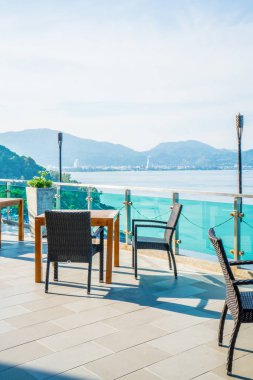 boş veranda sandalye ve masa deniz görünümü arka plan ile