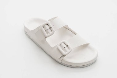 Kadınlar beyaz arka plan üzerinde izole sandalet deri