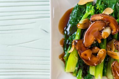 Sarımsaklı istiridye soslu kızarmış Hong Kong Kale heyecan