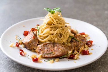 Sai Aua (Notrhern Tay acılı sosis) - Fusion gıda tarzı ile tavada kızartılmış spagetti