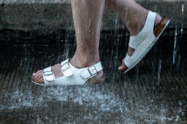 yağmurlu günde - vintage etkisi filtre deri ayakkabı ile ayak