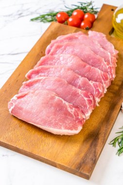 taze domuz ham filetosu ahşap tahta üzerinde