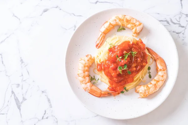 Spaghetti Mit Tomatensauce Und Garnelen Auf Teller — Stockfoto