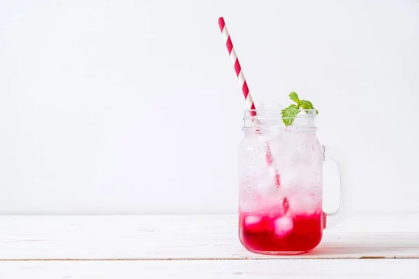 Iced Aardbei Soda Houten Tafel — Stockfoto