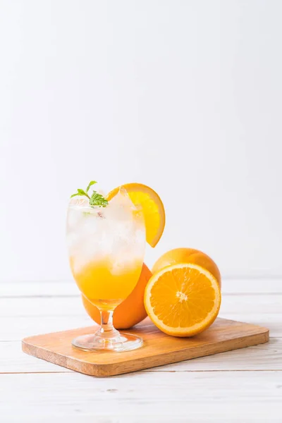 Suco Laranja Com Refrigerante Mesa Madeira — Fotografia de Stock