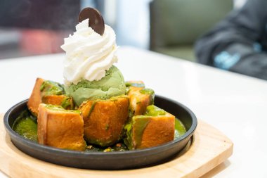 Ekmek tostu ve kirazlı yeşil çay dondurması.