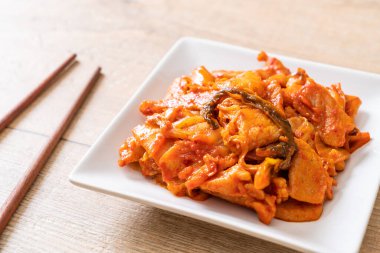 kimchi ile tavada kızartılmış domuz eti