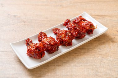 Baharatlı soslu kızarmış tavuk 