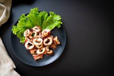 plaka üzerinde ızgara kalamar