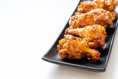 Soslu kızarmış tavuk.