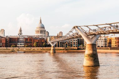 Gün batımında St Pauls Katedrali ve Milenyum Köprüsü