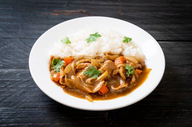 Japon köri pirinç dilimlenmiş domuz eti, havuç ve soğan ile