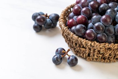 beyaz arka planda taze siyah üzüm