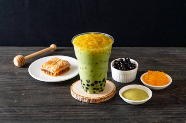 kabarcık ve bal kabarcıkları ile yeşil çay latte