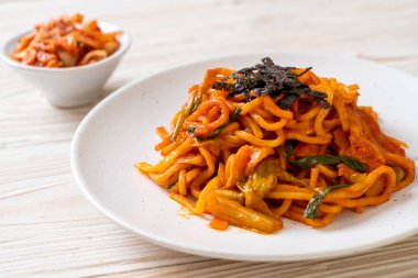 Kore baharatlı soslu ve sebzeli kızarmış erişte.