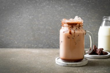 Buzlu çikolata milkshake içecek