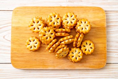 ananas reçel ile bisküvi