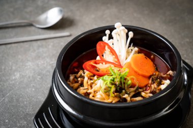 siyah kase Kore anlık erişte