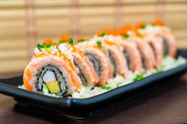 ızgara somon suşi roll - Japon yemekleri