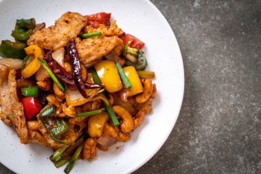 Cevizli kızarmış tavuk. 