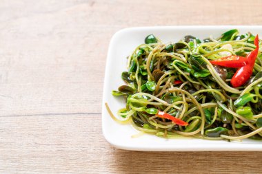 Istiridye sosu ile Kızarmış ayçiçeği Sprout