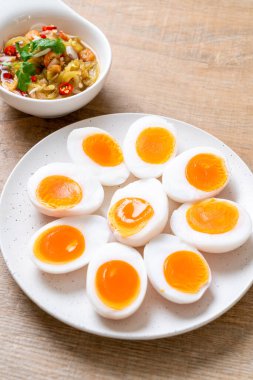 Yumuşak haşlanmış yumurta baharatlı salata 