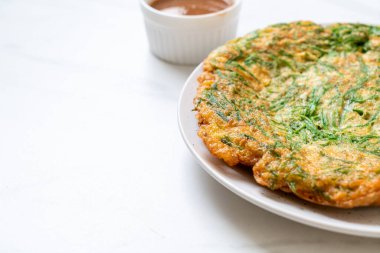  Kızarmış yumurta ve baharatlı karides hamur tırmanma