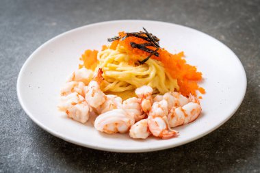 karidesler ve karides yumurtası ile spagetti kremsi