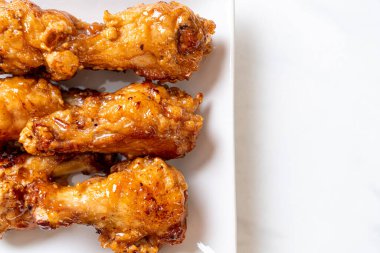 Soslu kızarmış tavuk.