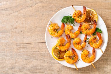 Limonlu ızgara kaplan karides şiş