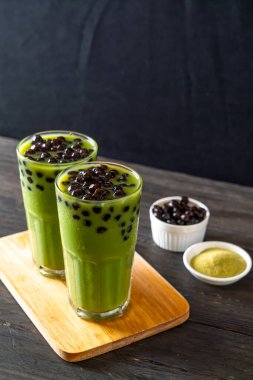 kabarcık ile yeşil çay latte