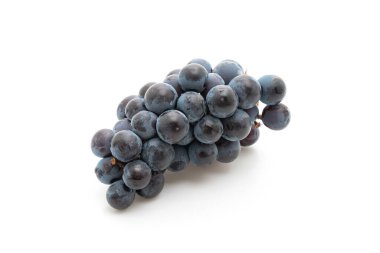 beyaz arka planda taze siyah üzüm